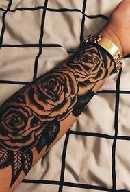 nyere aka ogwe aka atọ rose tattoo foto