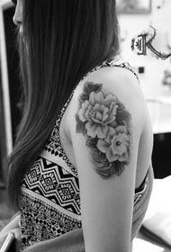 szépség kar bazsarózsa virág tetoválás