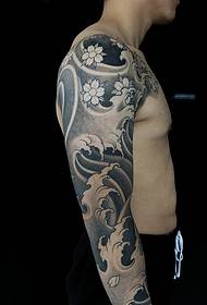 klassieke ou swart en wit arm tattoo foto