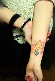 Ang tattoo sa bombilya sa creative triangle