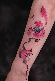 Исклучителна мода тетоважа со лотос за рака
