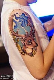 modello di tatuaggio antilope colorato inchiostro splash braccio