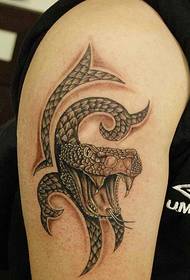 zgodna zmijska tetovaža na ruci