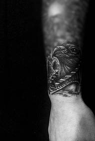 čiernobiele cool rameno tetovanie vzor