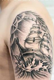 grande disegno del tatuaggio a vela bianco e nero pieno di personalità