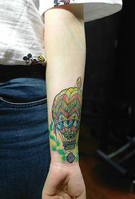 farbenreiches Arm Totem Tattoo Bild