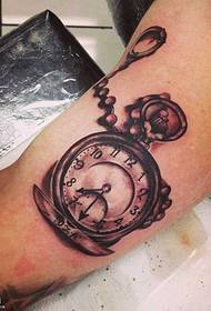 Patrón de tatuaje de reloj de bolsillo de brazo