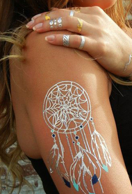 meisje rechterarm witte dream catcher tattoo