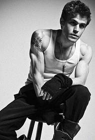 งานสักอันสวยงามของ Paul Wesley บนไหล่