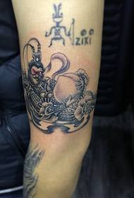 dräi verschidde Stiler vun Arm totem Tattoo Fotoen