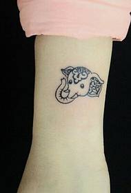 女手臂可愛大象紋身圖片