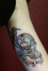 άτακτος χαριτωμένο μικρό τατουάζ εικόνα πίθηκο κρύβεται μέσα στο χέρι