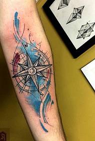 rankos spalvos asmenybės kompaso tatuiruotės modelis