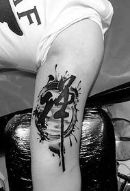 Chinese Tattoo Bild vun der bannenzeger Säit vum Mann säin Aarm