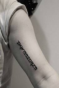 Das einfache englische Wort Tattoo Bild auf der Innenseite des Arms
