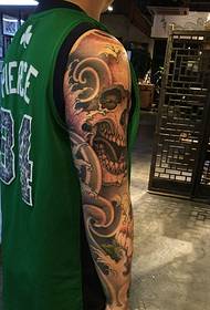 imagen de tatuaje en blanco y negro de brazo de traje de bola verde para hombre