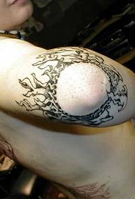 креативна сонцето тетоважа на лактот