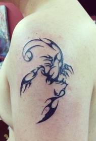 bellissimo modello di tatuaggio totem scorpione