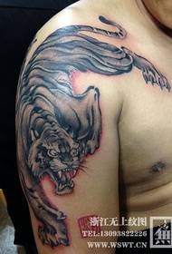 tigër krahu i madh poshtë fotografisë së tatuazhit malor