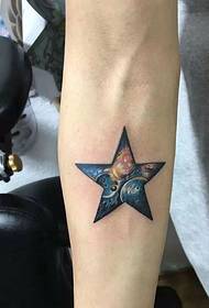 arm star tattoo D'Bild ass schéin a beandrockend