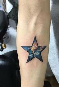 arm star tattoo De foto is mooi en verbluffend