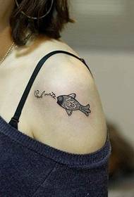 женско рамо Нацртана тетоважа шема на риби