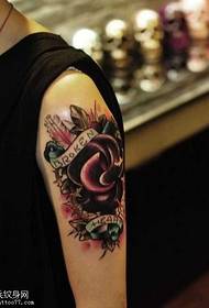 ruku europski uzorak cvijeta tetovaža
