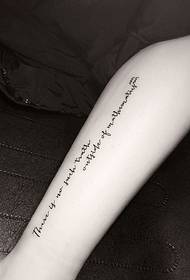 tenero Il braccio ha un piccolo tatuaggio inglese fresco