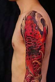 漂亮醒目的手臂紅鯉魚紋身