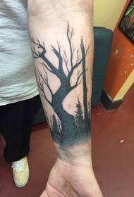 Црна шума тетоважа на руци
