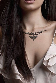 Sexy krása paže klíční kosti tetování vzor