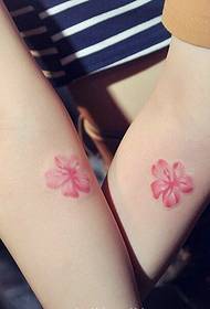 yakakodzera hanzvadzi uye shamwari dzevasikana vane zviduku petal tattoo tattoos