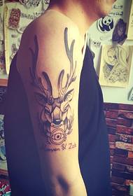 tatouage mignon de cerf de bras de mode