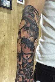braccio gemme in bianco e nero con motivo tatuaggio prajna