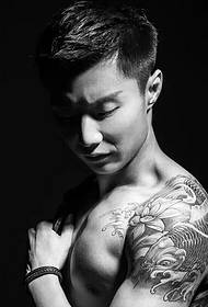 type masculin photo de tatouage de calmar bras noir et blanc est très beau