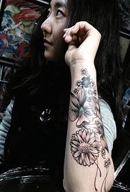 सुंदर और सफेद फूल टैटू लड़की की बांह पर चित्र