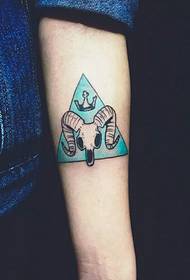 geometria del colore del braccio e testa di elefante alternativa Immagine del tatuaggio