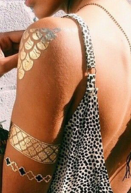 anello braccio braccio sinistro tatuaggio dorato