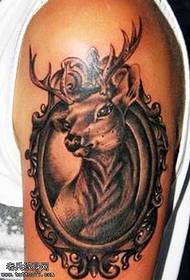 татуировка с изображением руки оленя