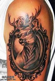 modèle de tatouage de cerf de bras