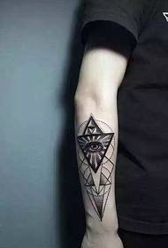 Geometrija su akies obuolio rankos tatuiruotės paveikslėliu