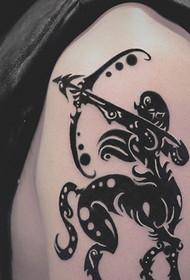 Braccia sulla costellazione del tatuaggio Sagittario