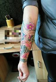 Imagens de tatuagem de totem de cor de braço atraente
