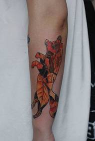Arm Blätter in einem Fuchs Tattoo Bild sehr Persönlichkeit eingerichtet