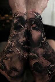 mycket realistisk dubbelarmad skönhet 3d tatuering bild