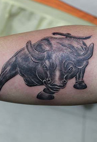 ranką ant karvės tatuiruotės