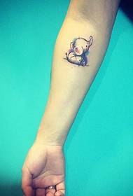 Imagem de tatuagem de elefante bebê fofo e brincalhão