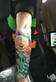ekorrearm sträckt totem tatuering