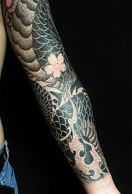 motif de tatouage noir et blanc au bras de la personnalité classique