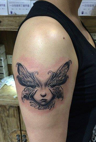 Patrón de tatuaje de máscara de mariposa de brazo femenino